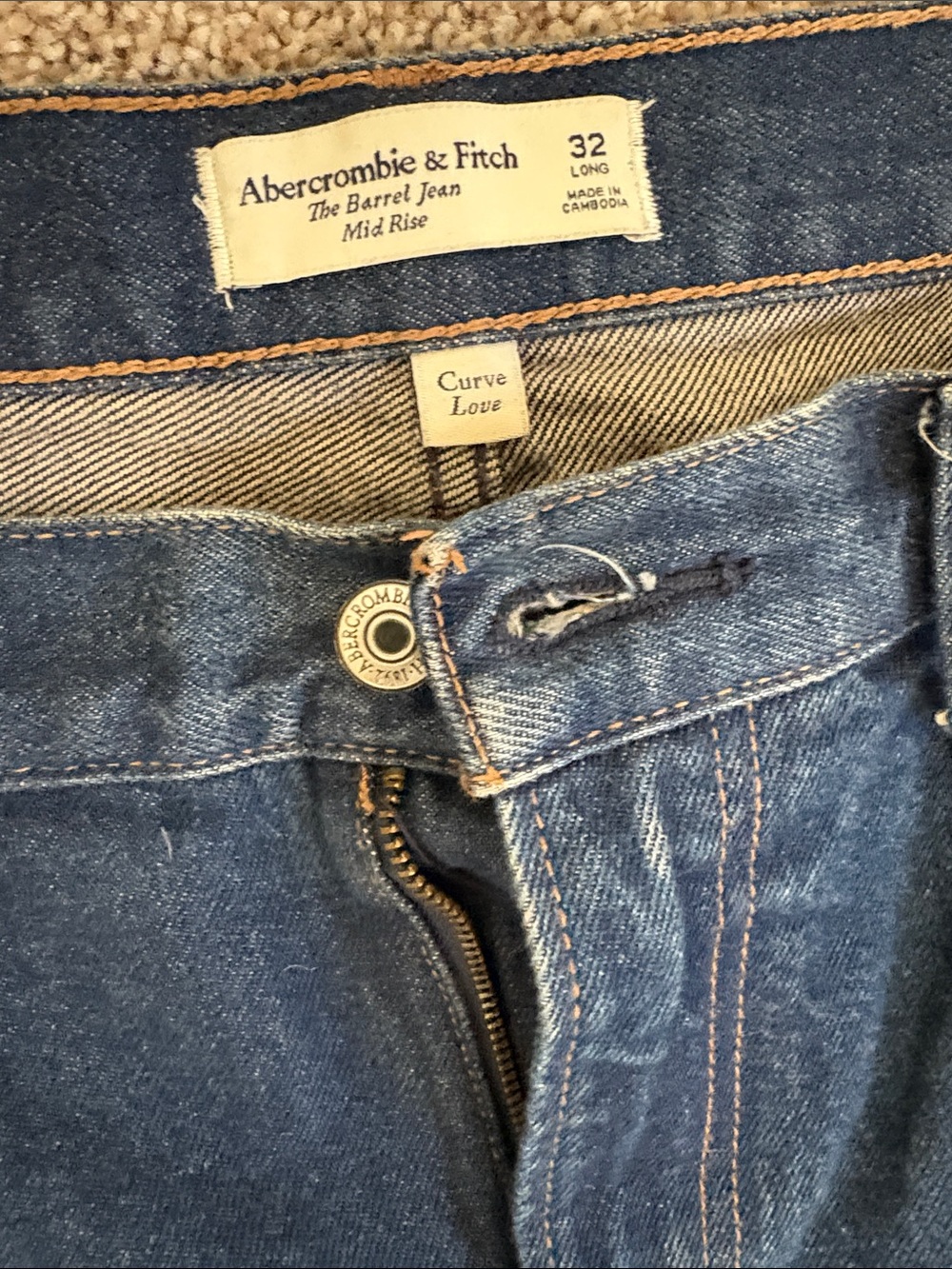 Abercrombie & Fitch Barrel Mid-Rise Jeans in Denim Blue - size 32 long